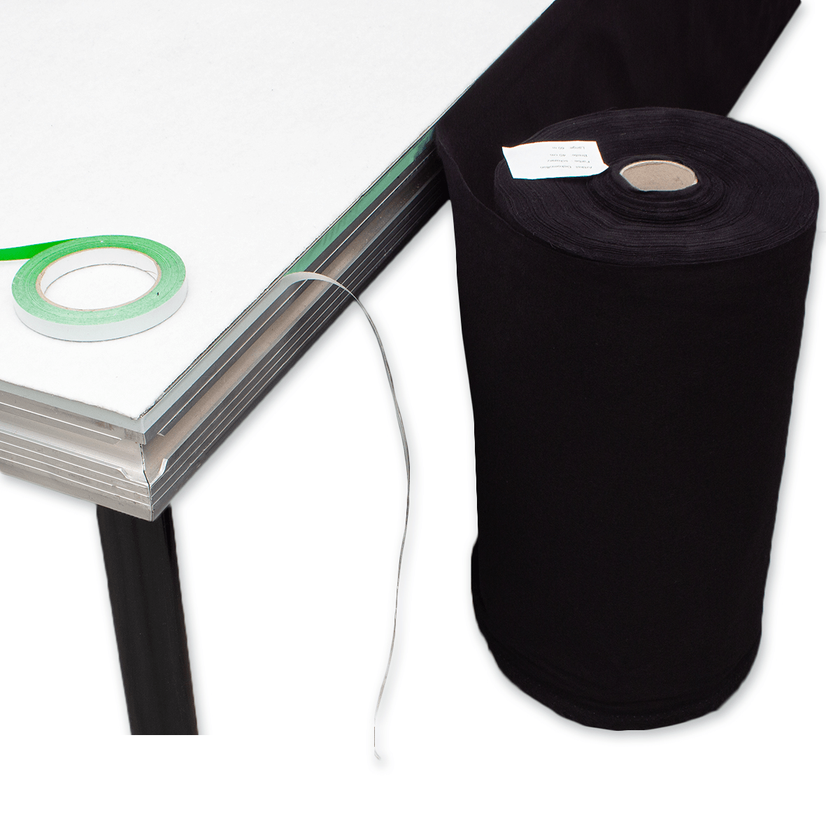 Afrok in zwart – staande rol naast een tafel met tape langs de rand