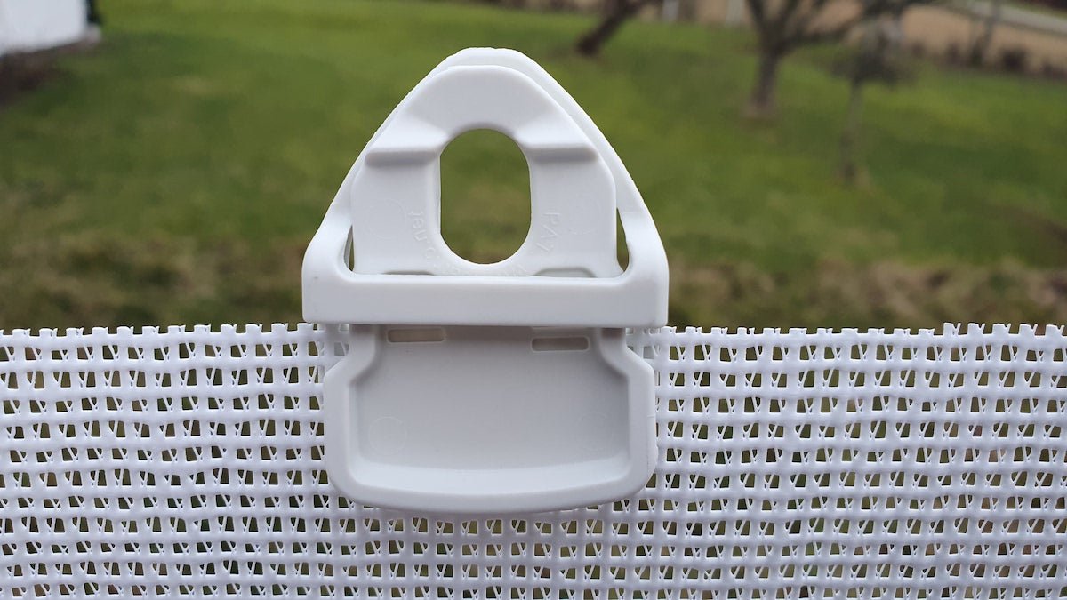 Holdon XTRA textielclip wit – textielclip op gaasdoek aan een hek