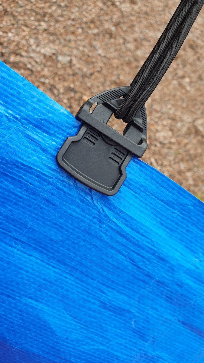 Holdon XTRA textielclip zwart – textielclip met elastiek op blauw dekzeil