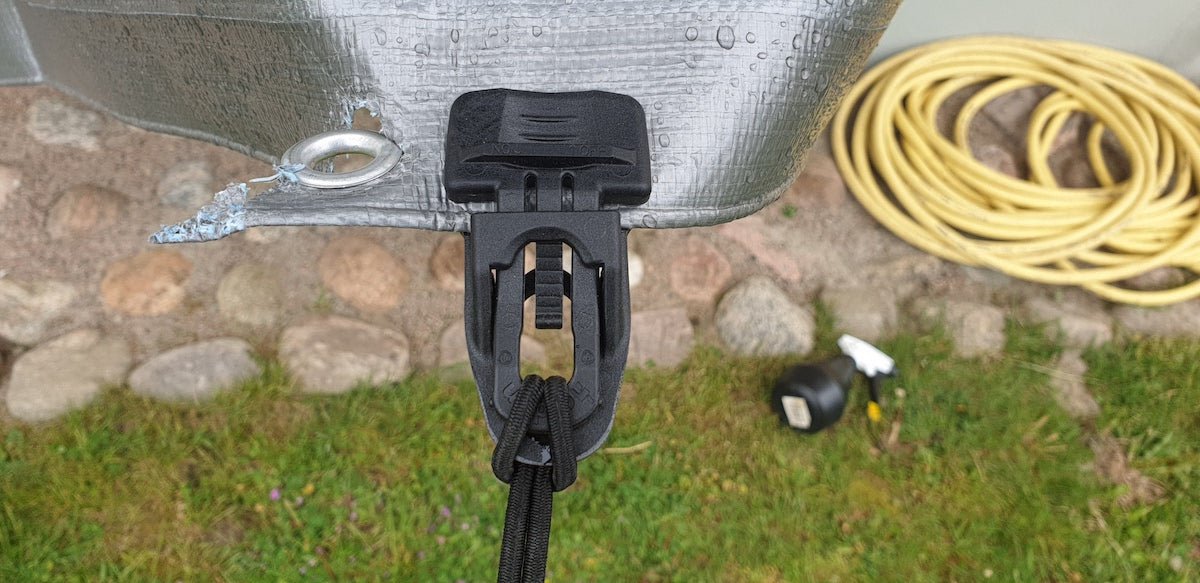 Holdon MIDI textielclip zwart – textielclip met elastiek op grijze afdekhoes in de tuin