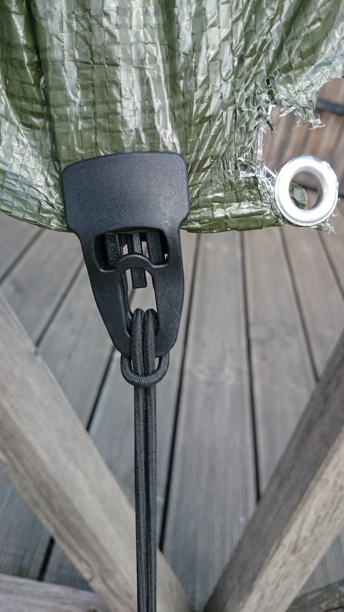Holdon MIDI textielclip zwart – textielclip met elastiek op groen net aan houten vlonder